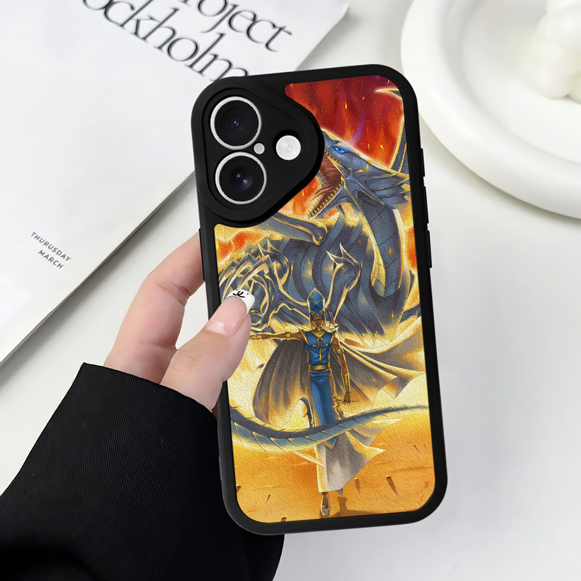 （画像用） 遊☆戯☆王 Yu-Gi-Oh! 【iPhone 16シリーズ対応】シリコンスマホケース（レザー調） 材質：シリコン